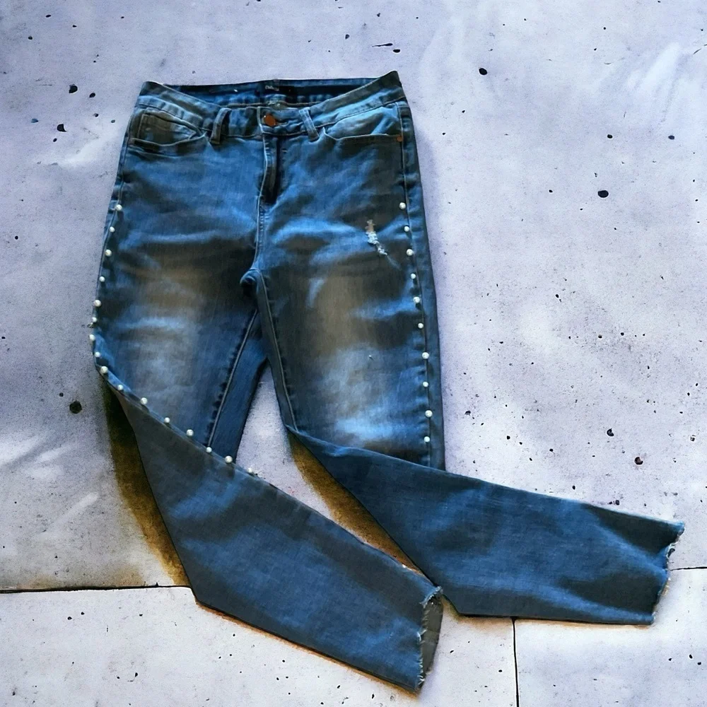 Dulce Be Lightly Distressed Denim Ankle Jeans Embellished with Pearls Size Jr 7